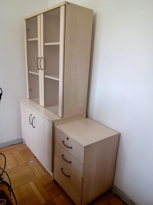 Mueble con Vitrina de Vidrio y Cajonera