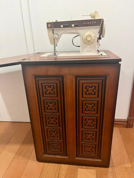 Máquina de coser Singer Facilita con mueble 