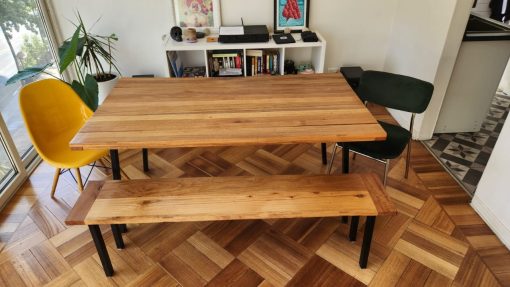 Mesa de comedor madera rustica con una banqueta