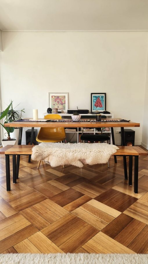 Mesa de comedor madera rustica con una banqueta - Imagen 2