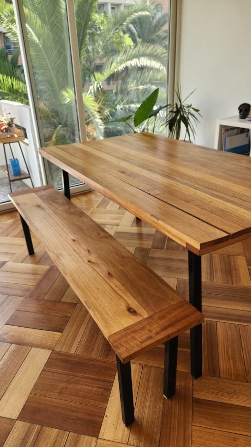 Mesa de comedor madera rustica con una banqueta - Imagen 4